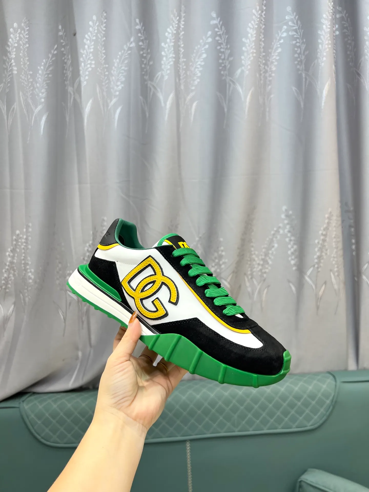 Men's shoes 💰560 Dolce&Gabbana D&G's latest casual sports shoes. Original purchase, development and production. DG's latest explosion. The tongue has the brand's iconic details. It is fashionable and versatile and can add luster to various looks. Create an exquisite design with unique dynamic vitality and modern atmosphere, showing modern and elegant style. Exquisite packaging at the delivery counter🛍📦 ▪️Fabric: Original customized cowhide, lining: Original customized breathable lining, Size: Men's 38-44 (45 46 customized)